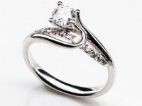 蔓藤枝葉梢上的綻放